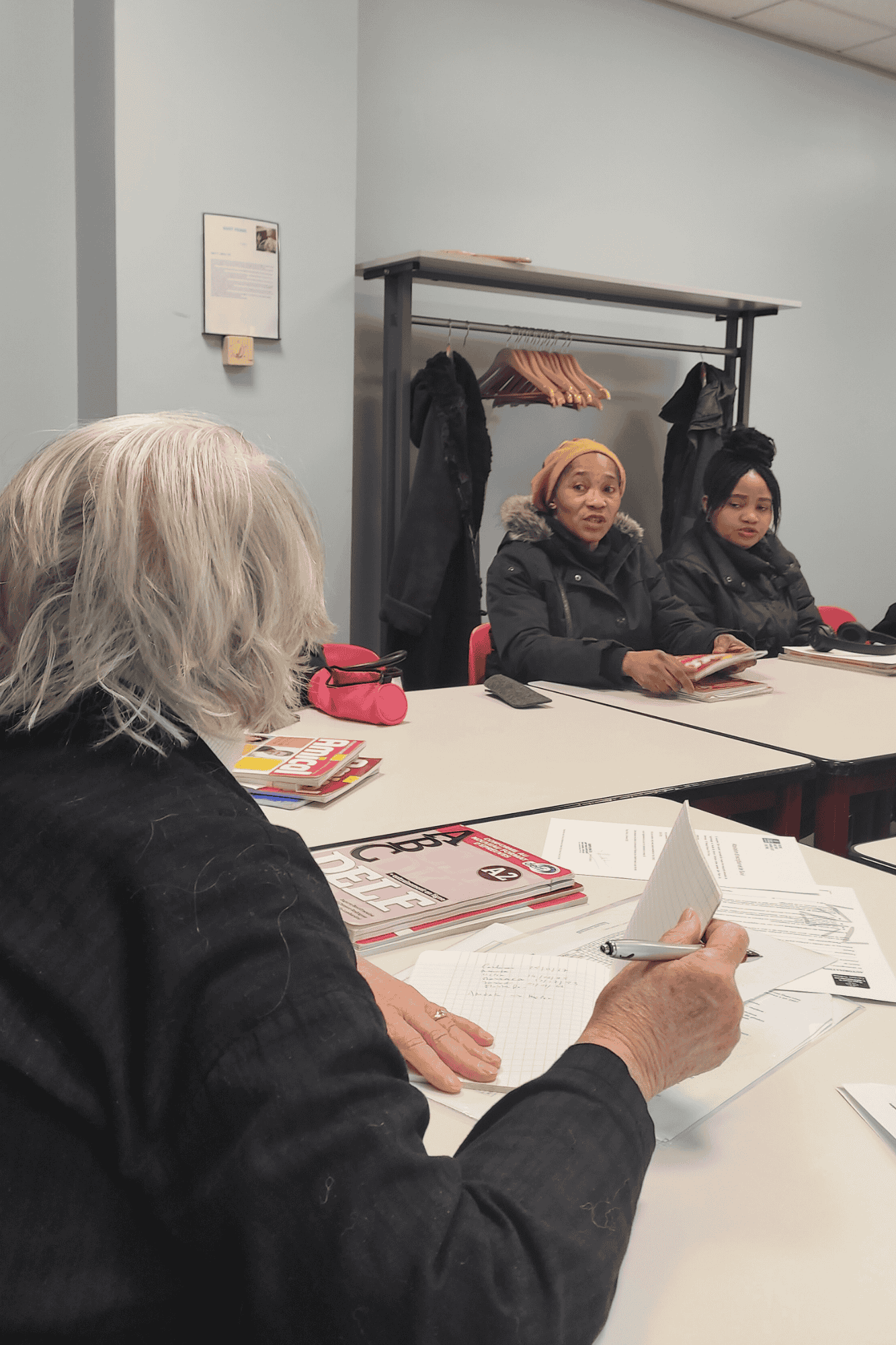 Catherine, bénévole donne le cours de français langue étrangère