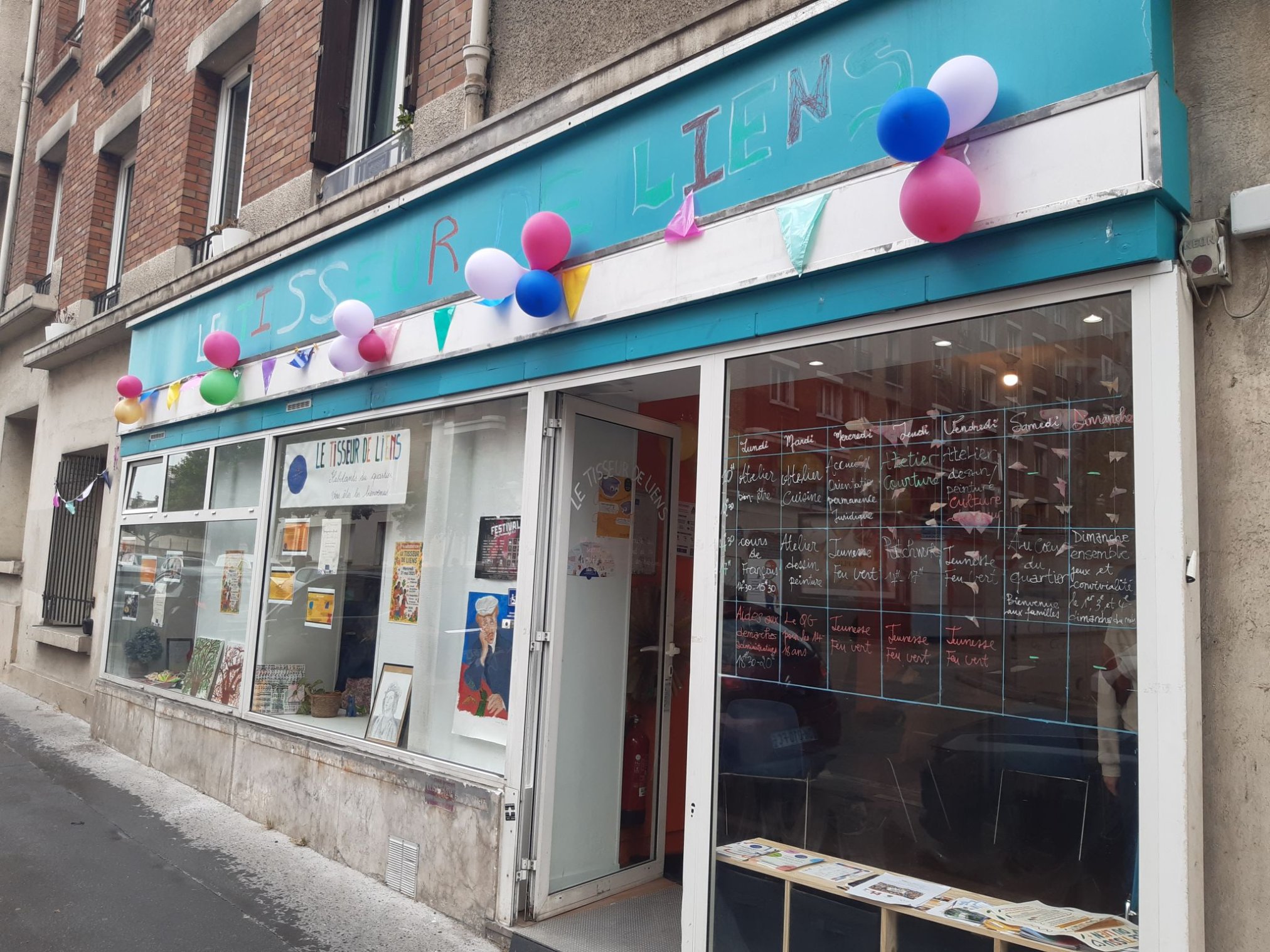 Enseigne festive à l'image des habitants